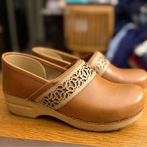 Dansko Women's Tan Leather Clogs - Cutout Detail - Size 40